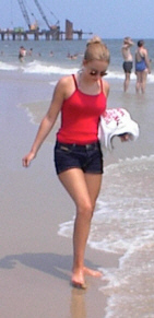 AliVaBeach99.jpg (25479 bytes)